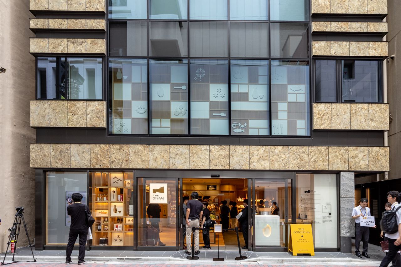 一、二楼是特产直销店,三楼有活动厅,八楼设有餐厅,地下一楼开设了移居咨询窗口