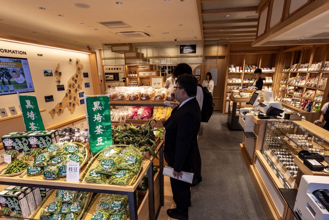 食品区里,蔬菜、肉类和鱼类等生鲜食材也丰富多样