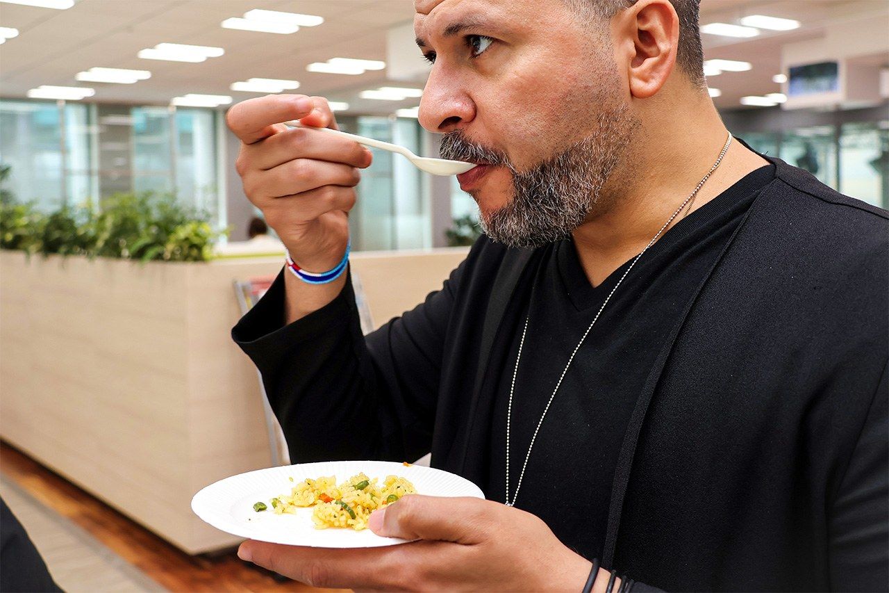 阿拉伯语板块员工品尝印度炒饭