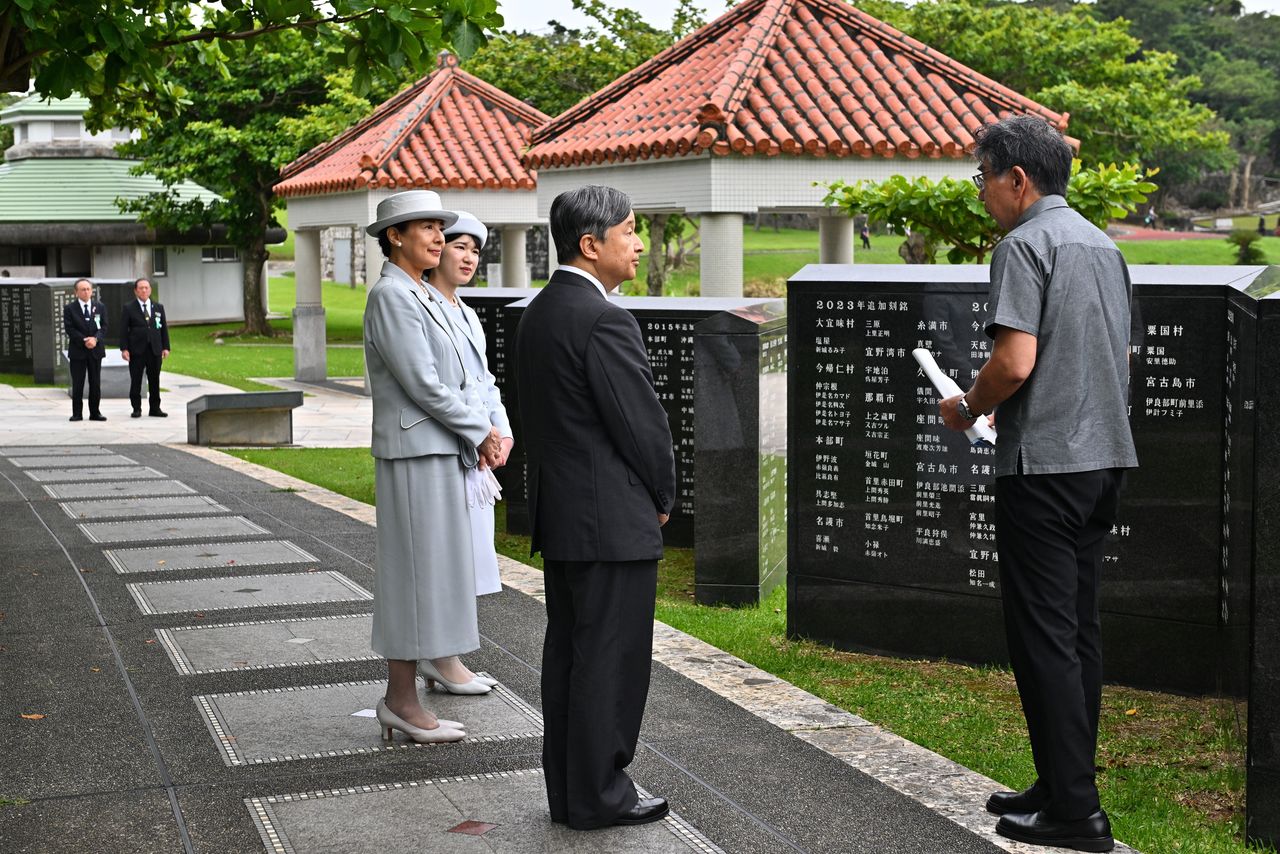 德仁天皇、皇后和长女爱子到访刻有战殁者姓名的“和平基石”(4日于冲绳县丝满市和平祈念公园,记者团代表摄影,时事社)