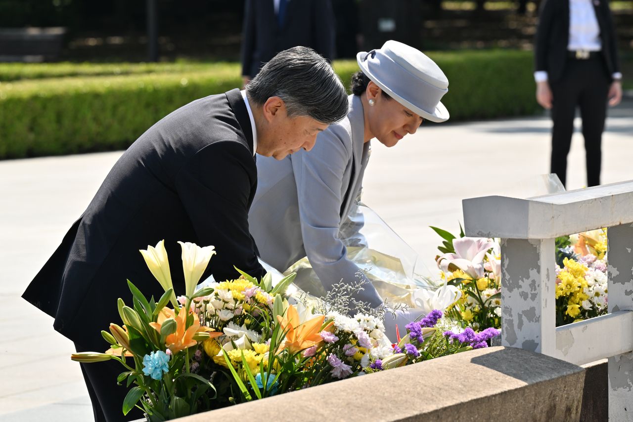 德仁天皇与皇后向原子弹轰炸死难者慰灵碑献花(19日下午于广岛市中区和平纪念公园,时事社)
