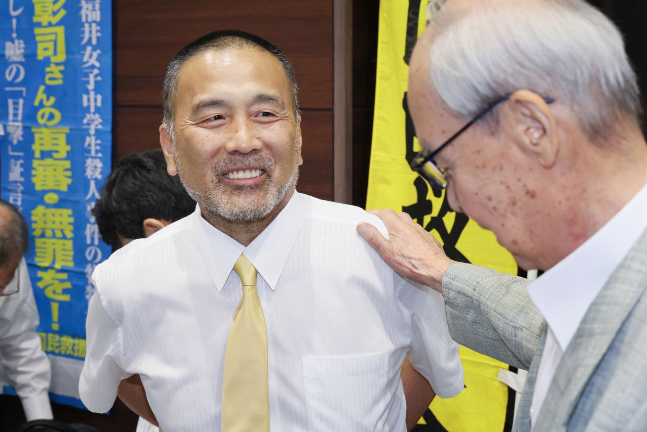 名古屋高院金泽分院做出无罪判决,前川(左)在记者会后露出笑容(时事社)