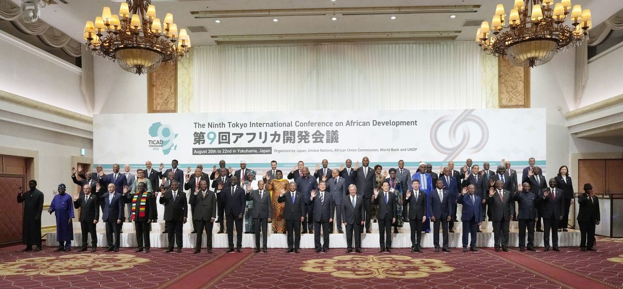 各国首脑在TICAD开幕前合影留念。前列中央靠右是首相石破茂,横滨市西区(记者团代表摄影,时事社)