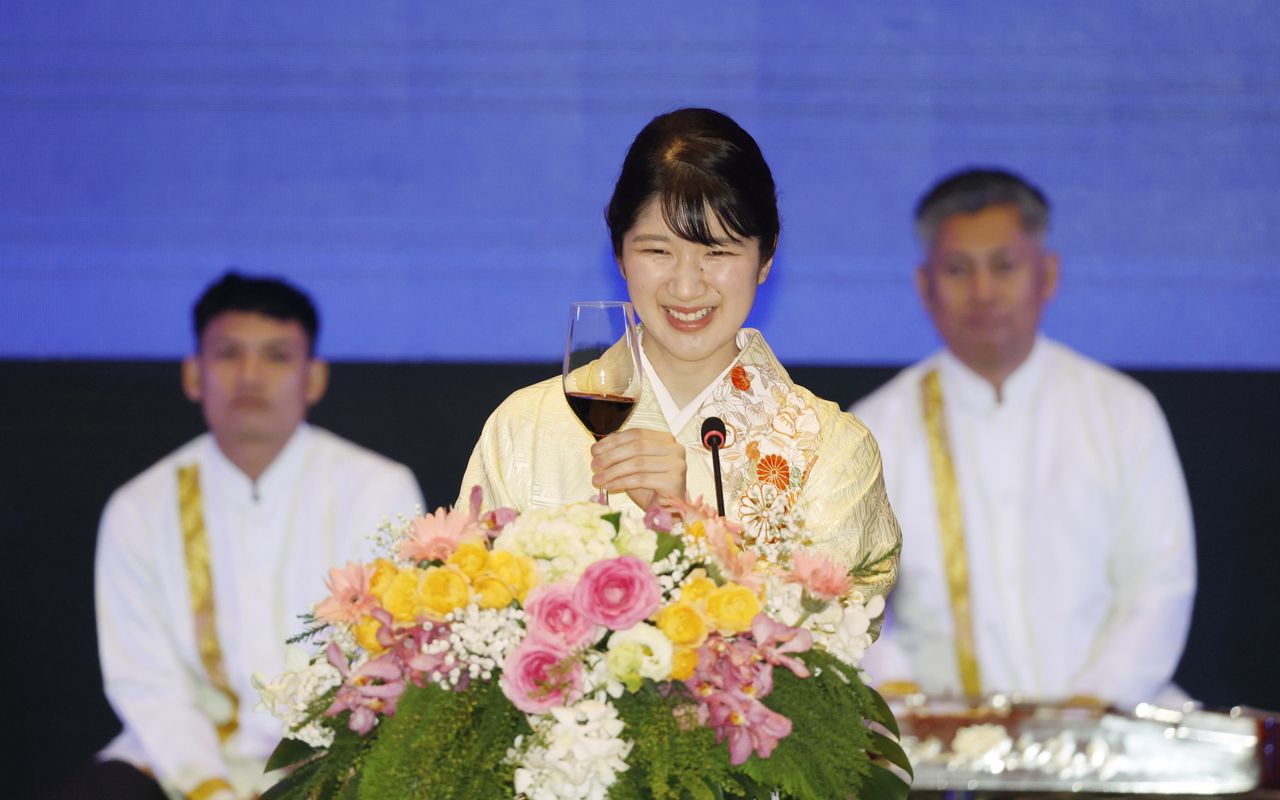 爱子公主在老挝国家副主席巴妮举办的晚宴上致辞,并用老挝语提议“干杯”,18日于老挝万象某酒店(图片:记者团代表)