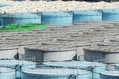 存放在东京电力公司福岛第一核电站内的大量核污处理水水箱，2018年2月，福岛县大熊町