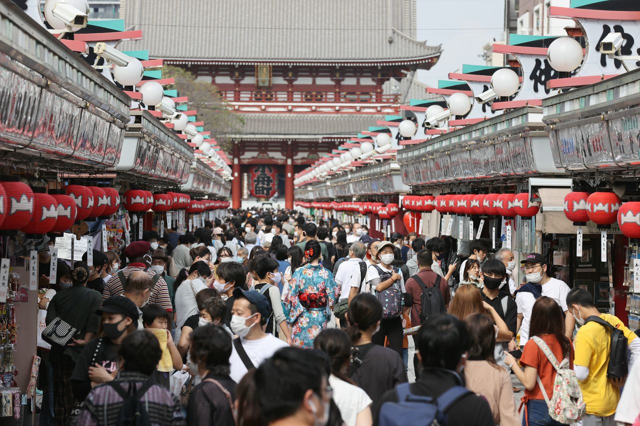 东京进出港旅客被追加纳入政府观光支援项目“Go Toto Travel”后的首个周末。东京浅草仲见世商店街人头攒动，2020年10月3日（时事社）