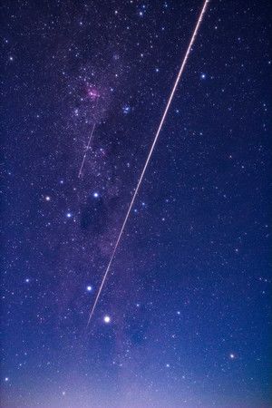 “隼鸟2号”探测器的样本舱飞越澳大利亚南部上空，6日凌晨（JAXA提供）