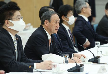 日本首相菅义伟（左二）在政府与执政党联络会上讲话（7日下午于首相官邸）