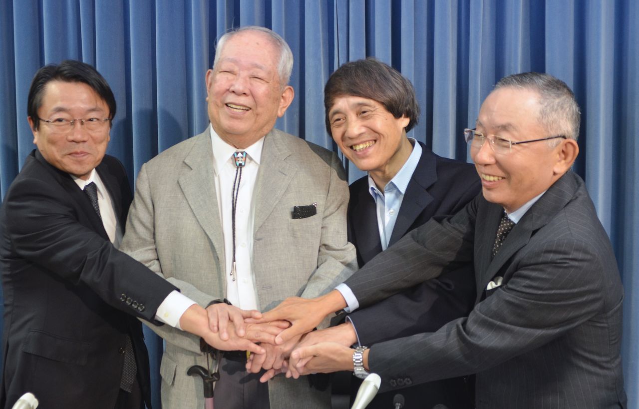 东日本大地震发生不久后，建筑家安藤忠雄（右二）和诺贝尔物理学奖获得者小柴昌俊（右三）等人宣布设立救助孤儿的育英会（东京霞关文部科学省），2011年5月（时事社）