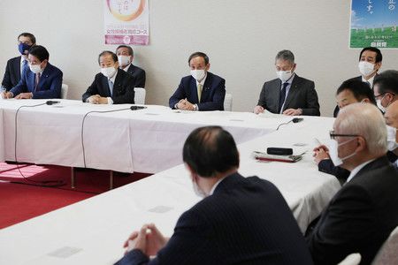 菅义伟等人出席自民党高层会议，15日上午，东京永田町自民党总部