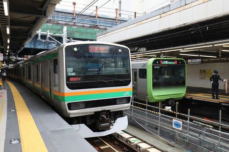 停靠在JR东日本公司埼京线渋谷站月台的山手线列车（右）与湘南新宿线列车