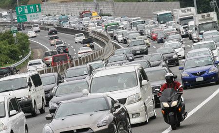 行驶在高速公路上的返乡和出游车辆，2010年8月，三重县四日市市（车牌已做模糊处理）