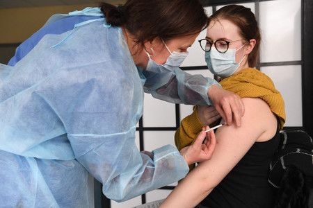 一位女士正在接种新冠疫苗（12日，巴西西部布列斯特，AFP/时事社）