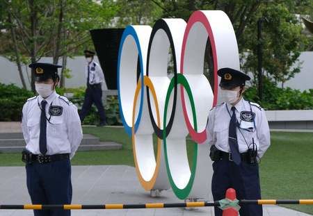 日本奥委会（JOC）总部前的警备员（18日，AFP/时事社）