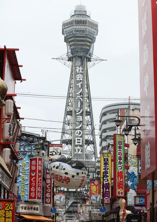 大阪市南部的闹市区“新世界”与眺望塔“通天阁”（2020年6月，大阪市浪速区）