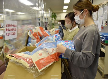 在校内分装经期卫生用品的筑紫女学园大学的学生工作人员（5月18日，福冈县太宰府市）