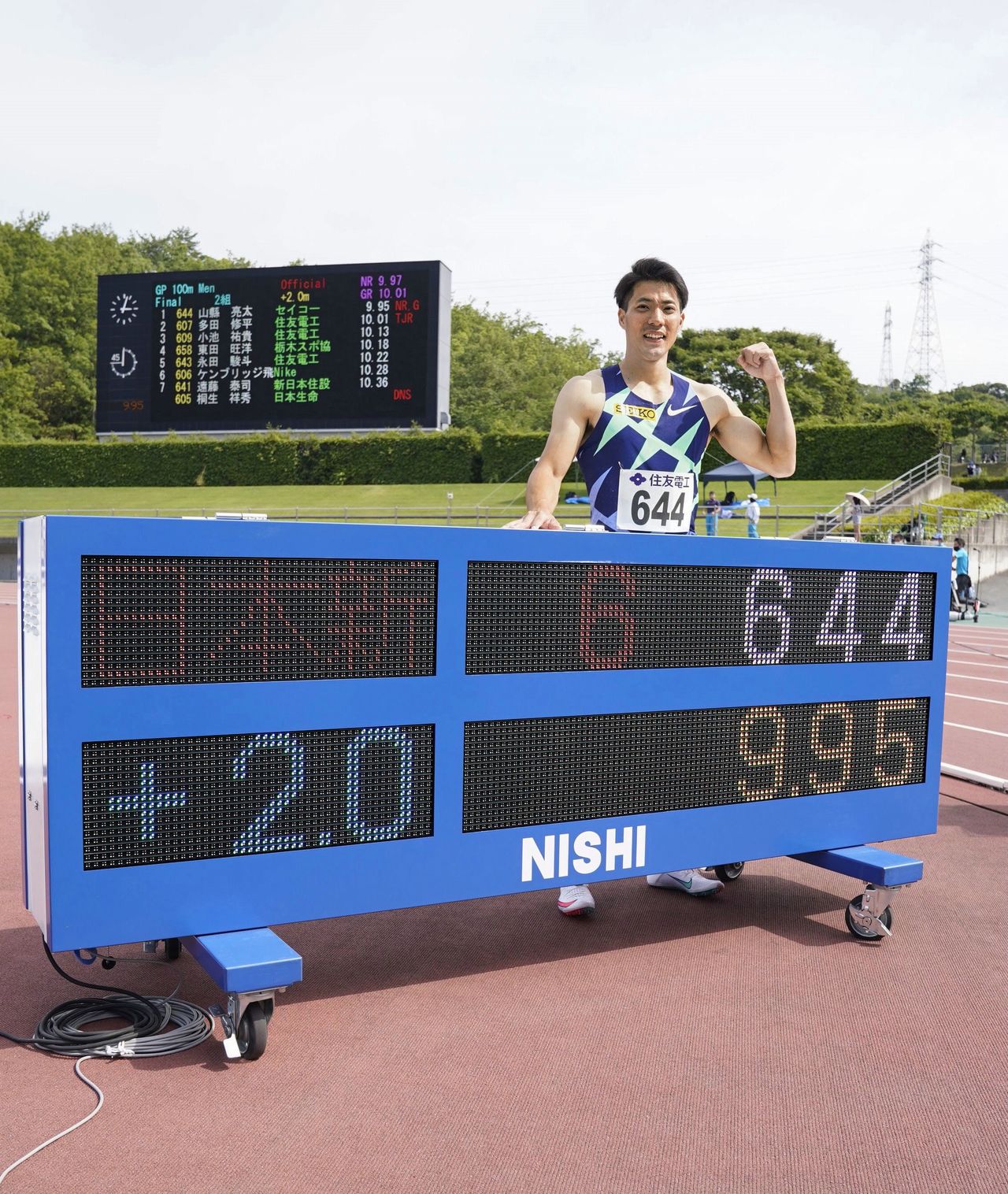 在男子100米跑决赛中以9秒95的成绩夺得冠军，并创下日本新纪录的山县亮太做出庆祝胜利的姿势（记者团代表摄影，2021年6月6日，时事社）