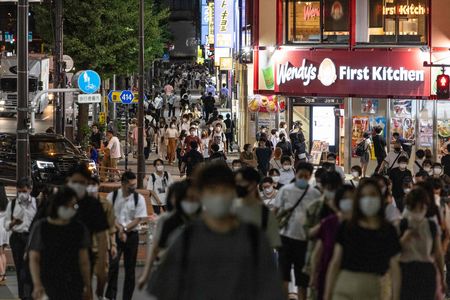 17日，在东京新宿街头戴着口罩的行人（AFP/时事社）