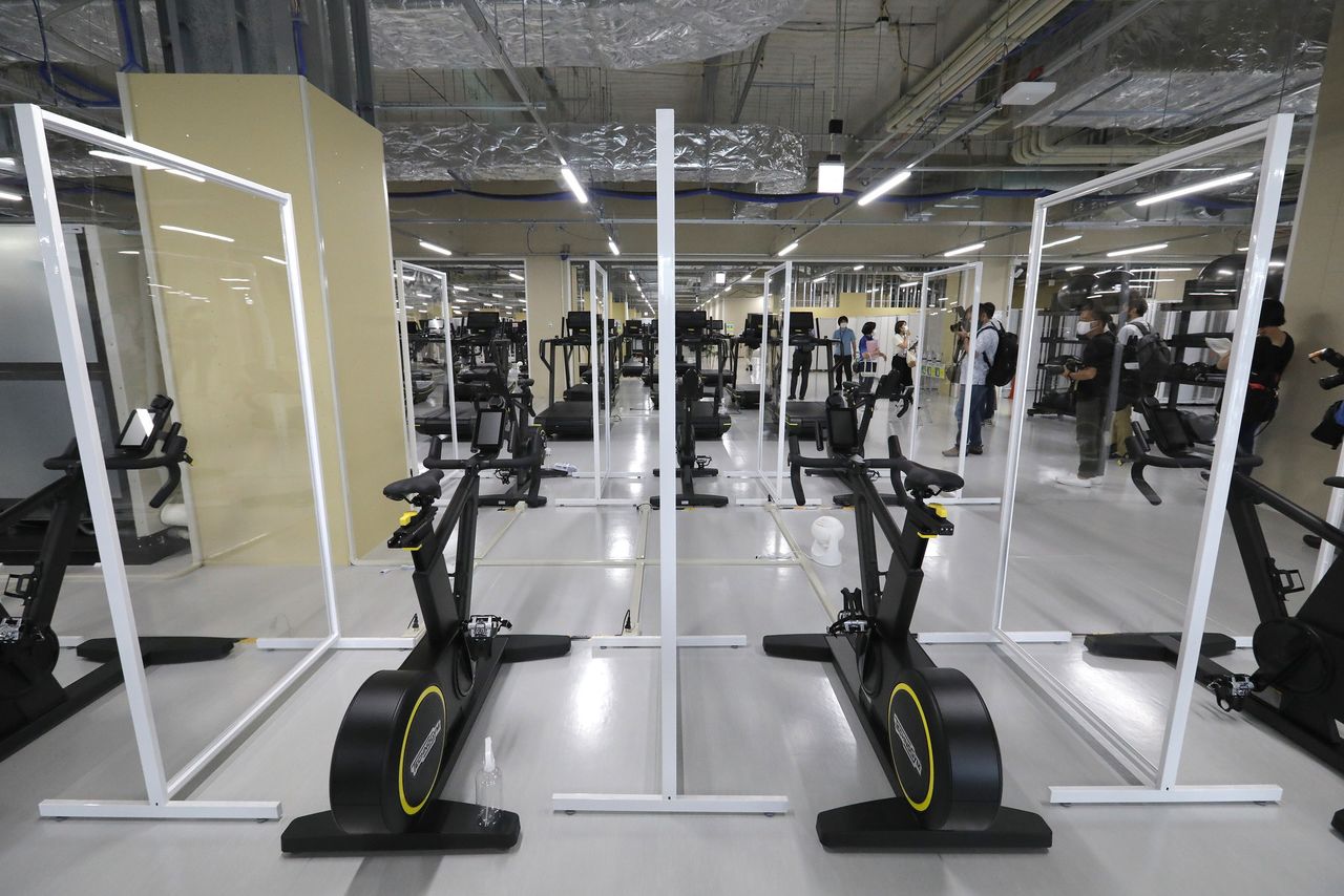 东京奥运会和残奥会奥运村的健身中心向媒体开放。健身器械之间安装有隔板，以起到防疫作用。（6月20日，东京都中央区，时事社）