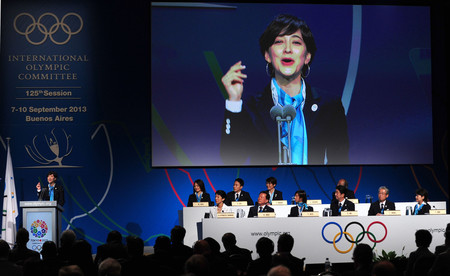 东京申奥团队在国际奥委会全会上做陈述发言（2013年9月，布宜诺斯艾利斯，AFP/时事社）
