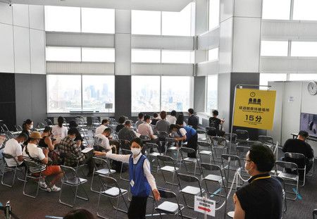 6月25日，在东京政府大楼南瞭望室疫苗接种中心接种完疫苗后就地留观的人们（东京新宿区）