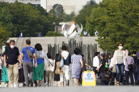 设置在“梦之大桥”上的圣火台周围人流如织，7月26日，东京都江东区