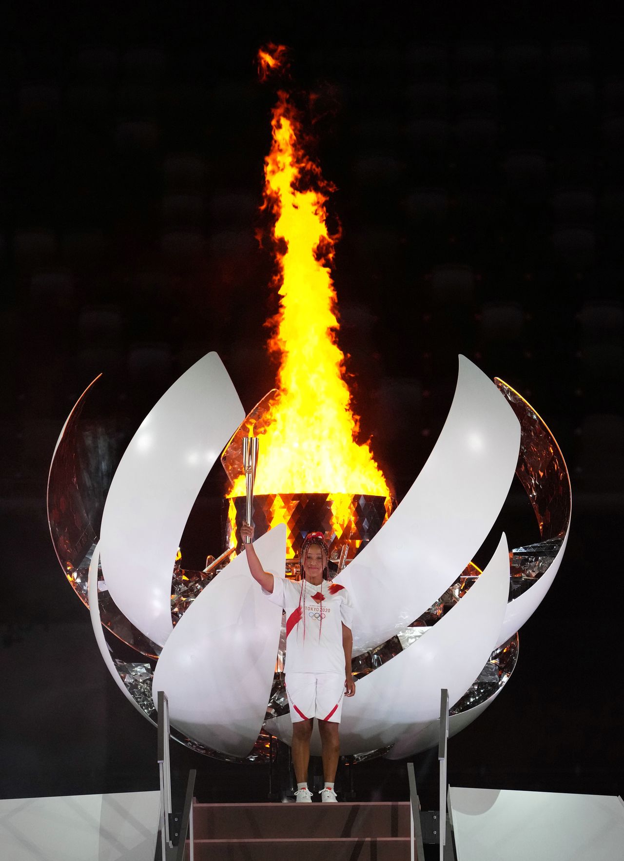 圣火传递最后一棒火炬手、职业网球运动员大坂直美在东京奥运会开幕上点燃了主火炬台的圣火，2021年7月23日，东京国立竞技场（记者团代表摄影，时事社）