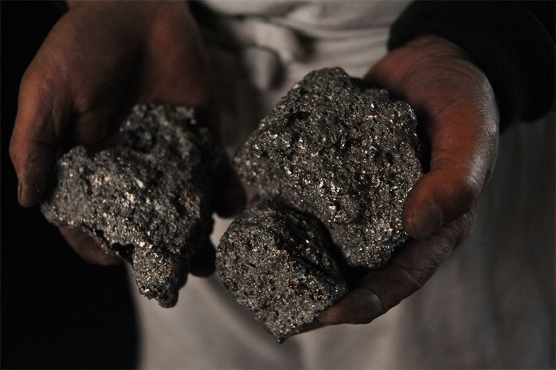 日本刀的原料之一“玉钢”,经锤炼后可以制作出含碳量均匀的肌理