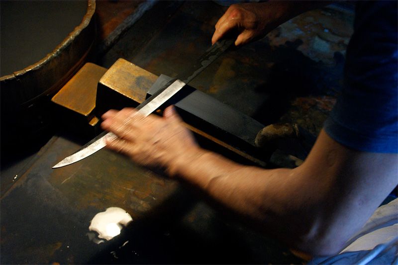 刀烧制成后，先在较为粗粝的磨刀石上打磨，然后渐次换成更细的磨刀石打磨