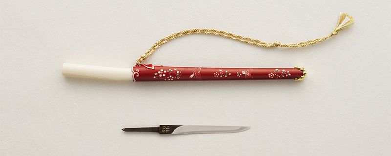 这把施以拨镂工艺的“刀子”由染色的象牙制成,上面雕刻着精美的图案