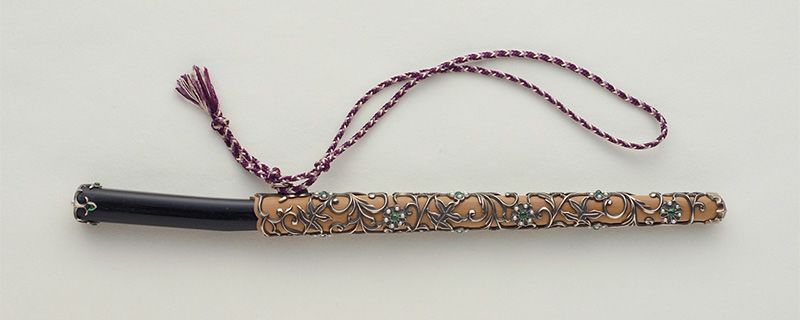 正仓院藏品的复原品。表面用银丝勾勒出爬山虎图案,还镶嵌着72颗珍珠和16颗祖母绿