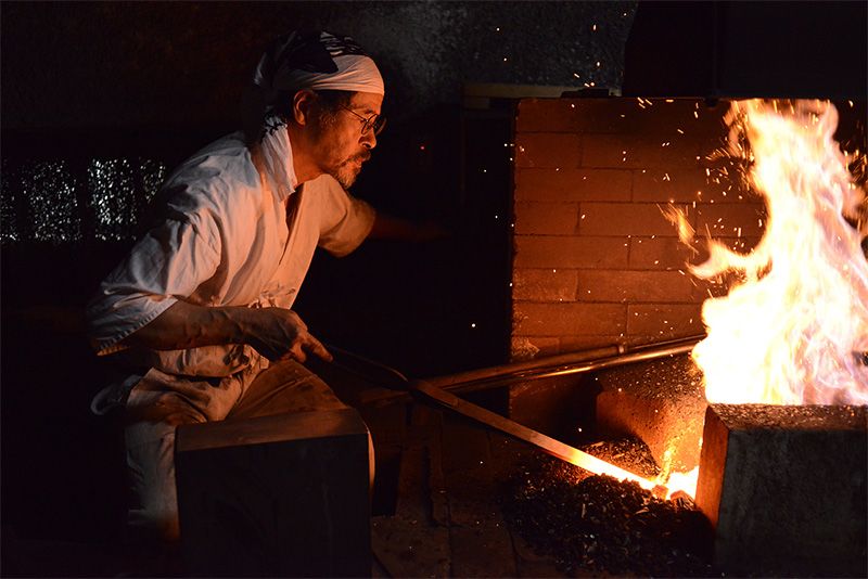 在锻造室埋头工作的宫入法广。因为需要用火,夏天室内温度有时高达40度以上