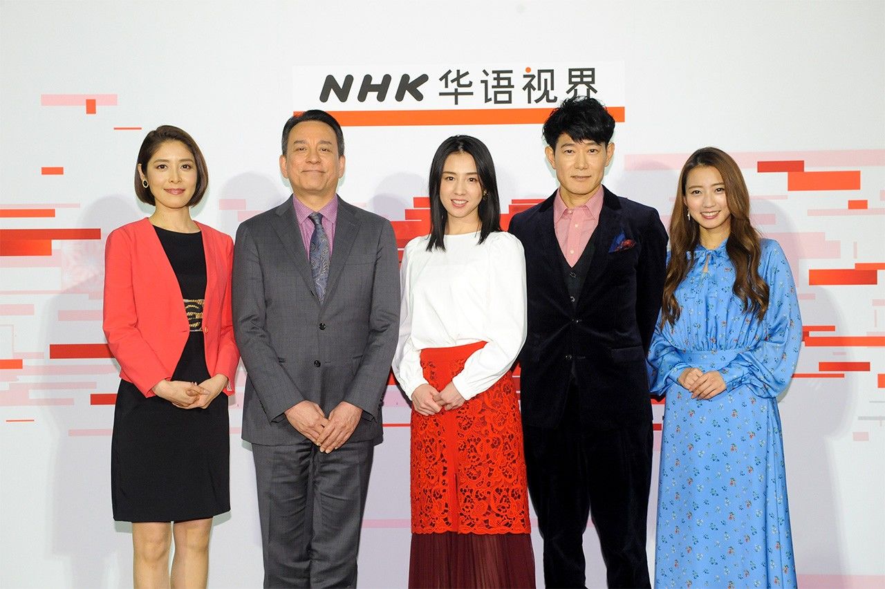 2019年1月开播的NHK中文节目《华语视界》的五位主持人。左端就是镰仓千秋。