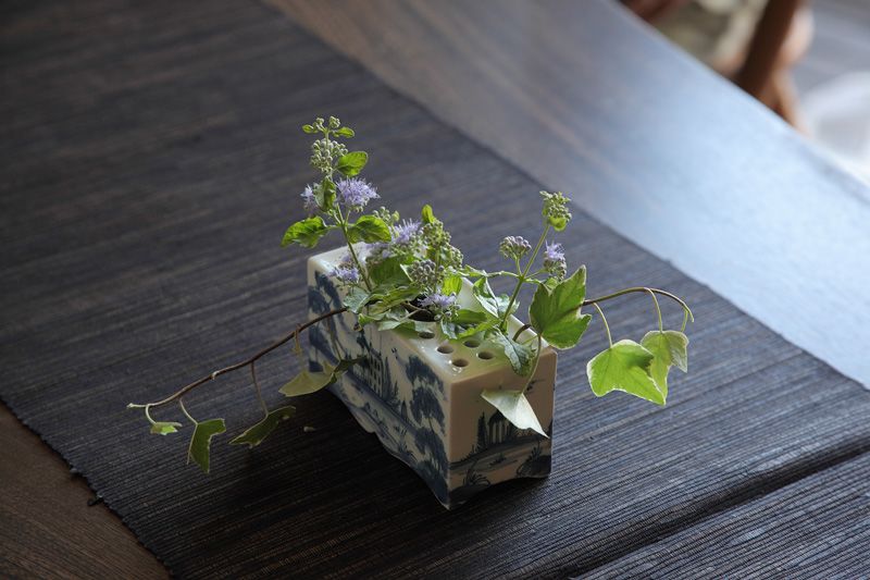 装饰在餐桌上的,是种在露台上的花卉。