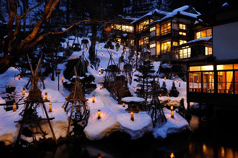 冬季专用的“赏雪蜡烛”点缀下的中庭。这种布置方法始于2001年，平田社长的初衷是希望客人们能够欣赏会津的美丽雪景。放置蜡烛的竹筒全是手工制作而成