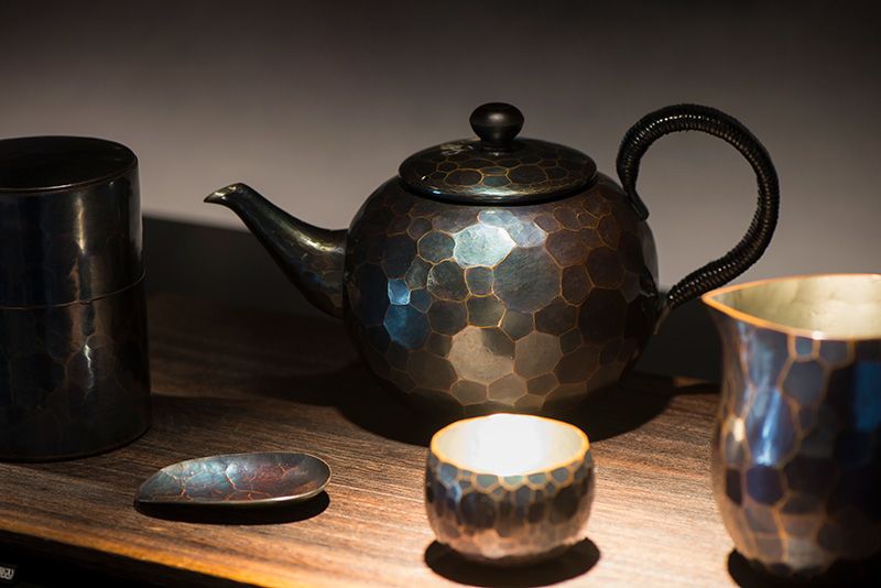 诞生于传统和创新的茶器和酒器——玉川堂的“锤起铜器” | Nippon.com