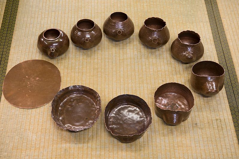 诞生于传统和创新的茶器和酒器——玉川堂的“锤起铜器” | Nippon.com