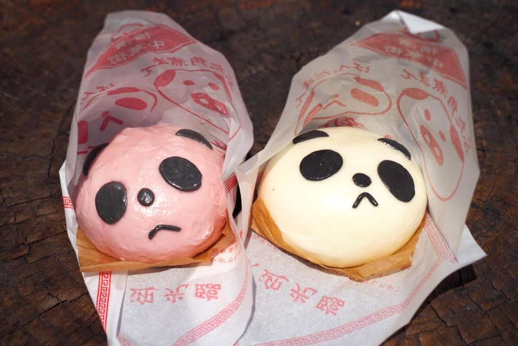 Strawberry (left) and chocolate custard pandaman draw on the appeal of China’s favorite animal. (© Nippon.com)