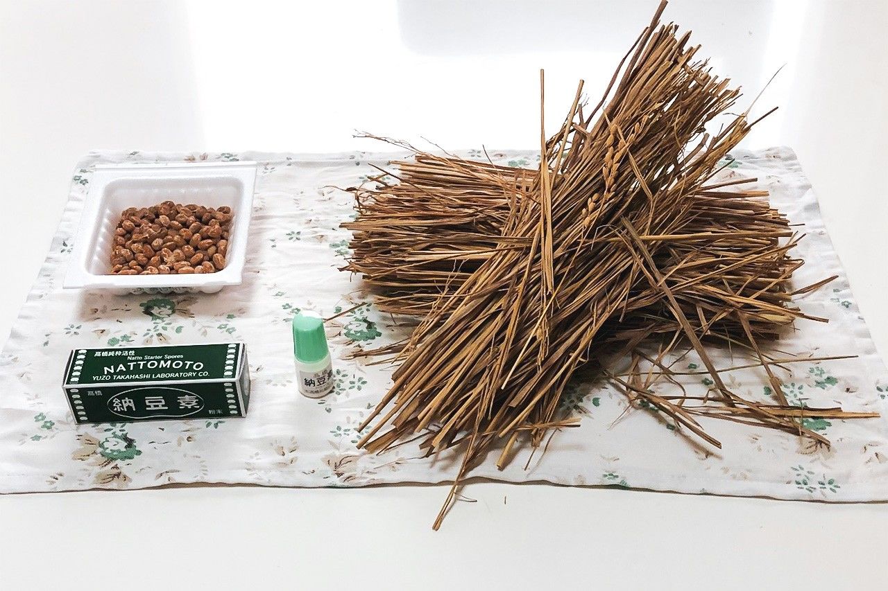 The author attempted to make nattō using store-bought beans, powdered spore starter, and rice straw as seeding agents.