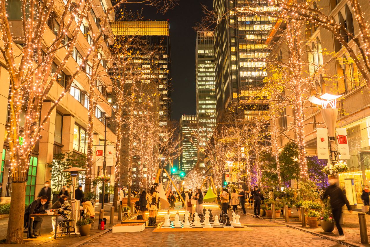 A Tokyo street adorned with Christmas lights. (© Pixta)