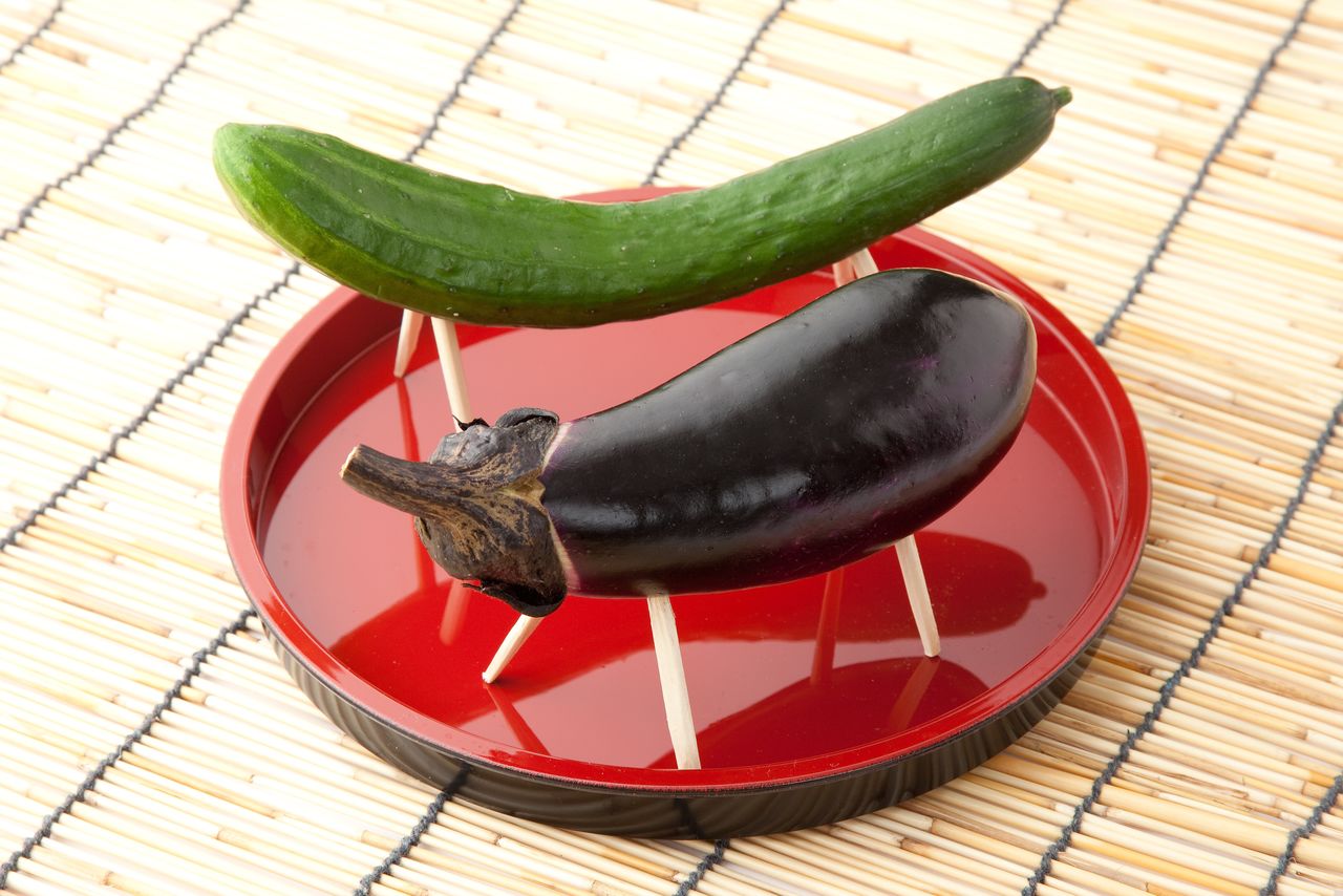 A cucumber horse and eggplant cow. (© Adobestock)