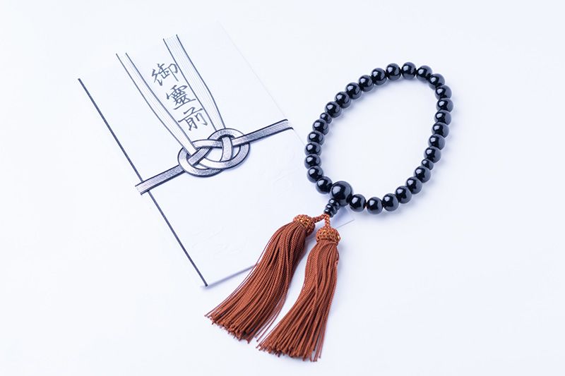 a kodenbukuro and rosary (juzu).