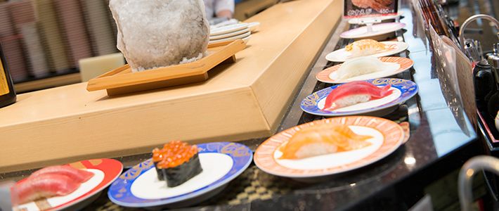(Conveyor-Belt Sushi) | Nippon.com