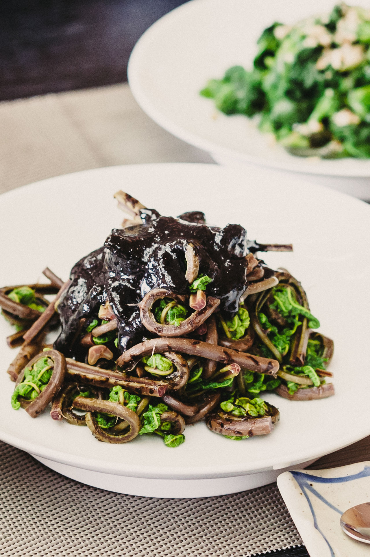 Akakogomi (red ostrich fern fiddleheads) in sesame dressing