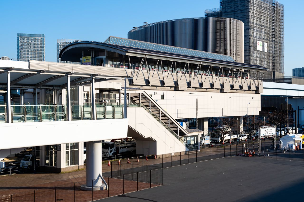 Shijō-mae Station on the Yurikamome train line. Visitors can go to any of the Toyosu Market complexes via covered pedestrian walkways, making it easy to sightsee in any weather.