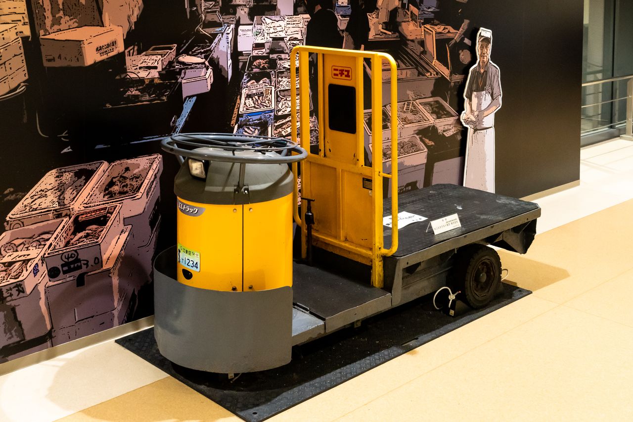 This turret truck is located in the visitor’s gallery in the Intermediate Wholesale Market. Visitors can climb on and pose for souvenir photographs.