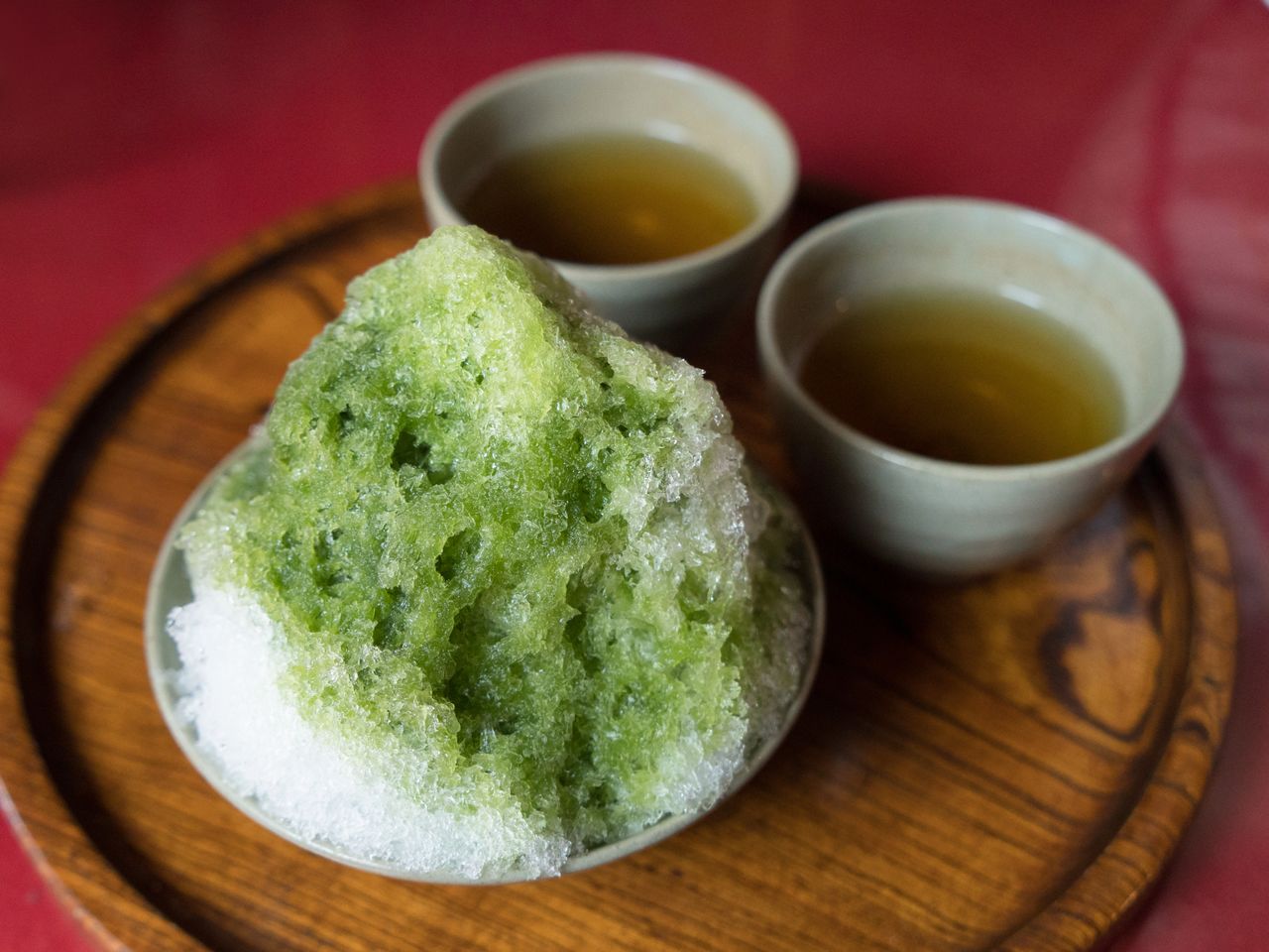 Available only in summer, Akafuku Shave Ice sells for ¥520. Specially-made bean jam and <em>mochi</em> (rice cake) are embedded in shave ice with matcha syrup.