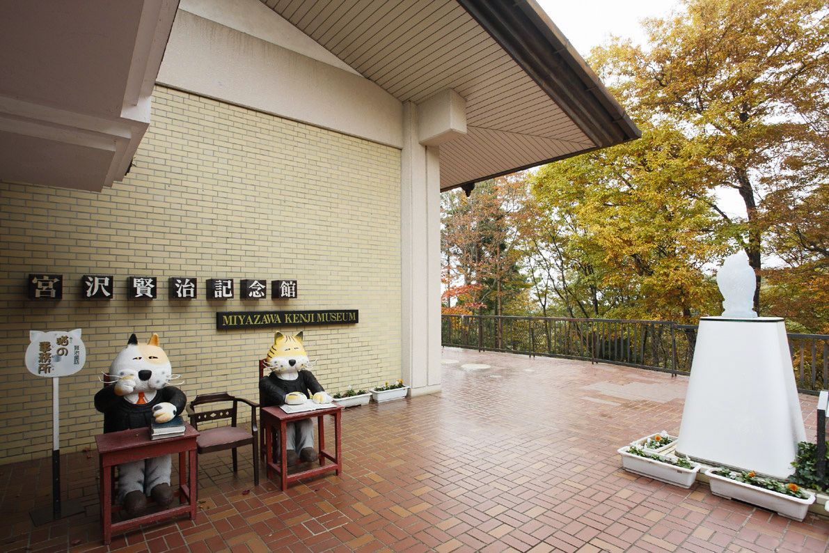 Monuments based on the children’s story “The Cat’s Office” mark the entrance to the Miyazawa Kenji Memorial Museum. (Courtesy of the Iwate Tourism Association)