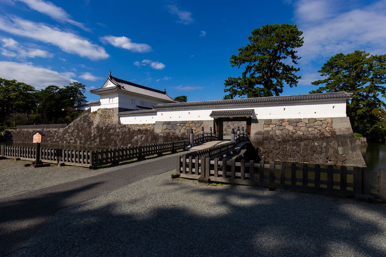 The Akagane Gate, across the Sumiyoshi Bridge, also has a square masugata court.