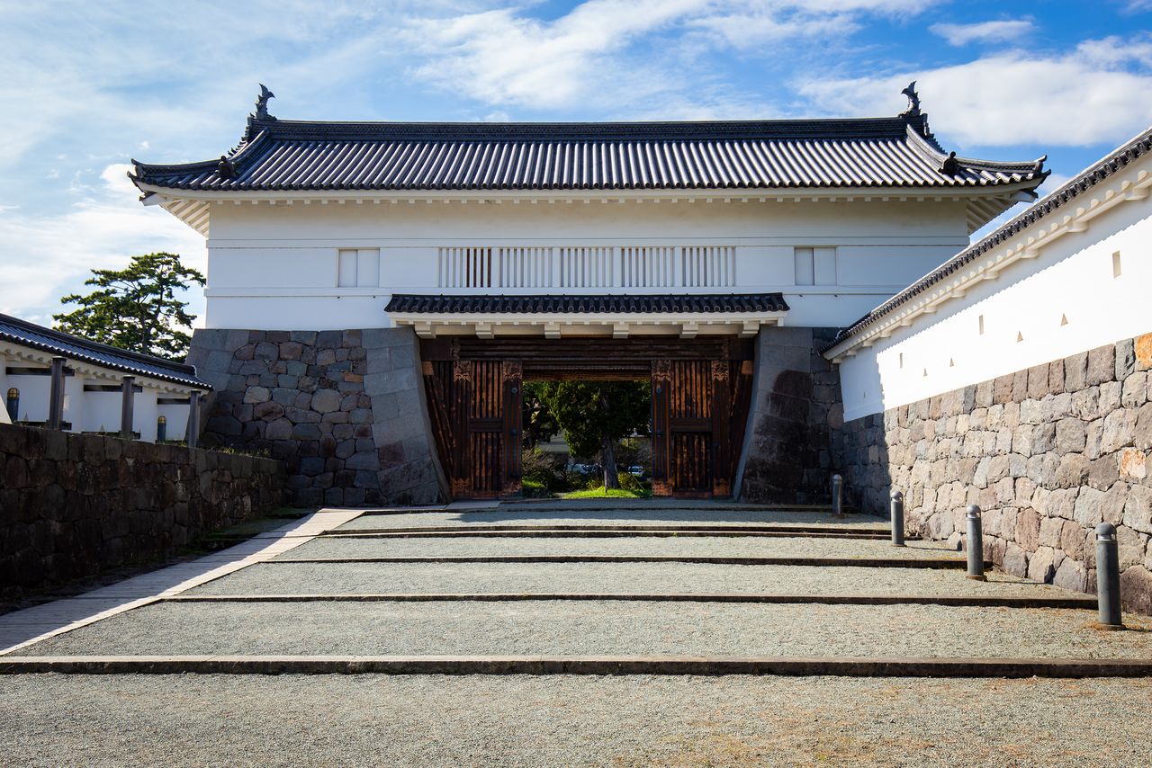 The copper fittings on its massive wood portal give the Akagane Gate its name.